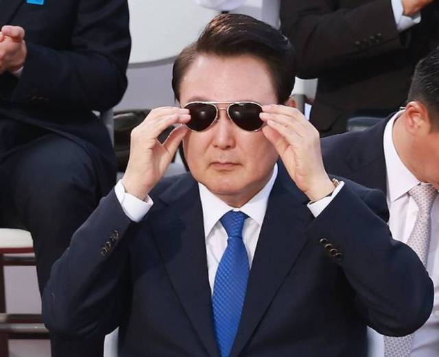 ▲ 윤석열 대통령이 지난해 10월 1일 서울 광화문 일대에서 열린 국군의날 시가행진 중 세종대왕상 앞 관람 무대에서 선글라스를 착용하고 있다. ⓒ연합뉴스