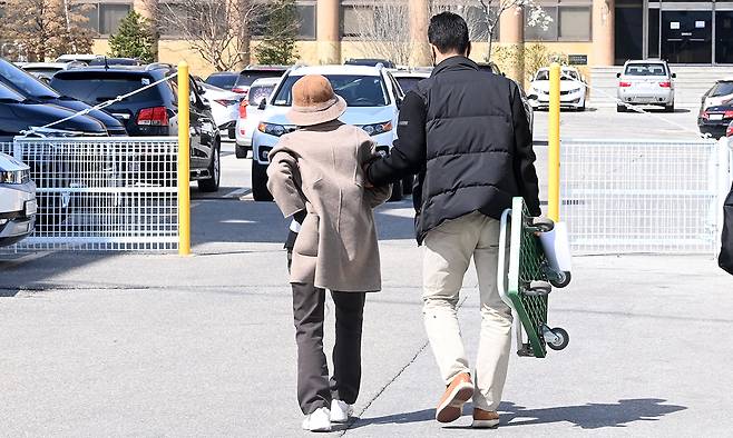 2022년 12월 강원도 강릉에서 급발진 의심 사고로 12살 손자를 잃은 할머니가 이듬해 3월 강릉경찰서에서 조사를 마치고 아들의 부축을 받으며 나서고 있다. 유가족은 차량 결함을 주장하며 자동차 회사를 상대로 손해배상 소송을 냈지만, 법원은 “운전자가 가속페달을 브레이크로 오인해 잘못 밟았을 가능성이 있다”며 제조사 승소 판결을 내렸다. 강릉=연합뉴스