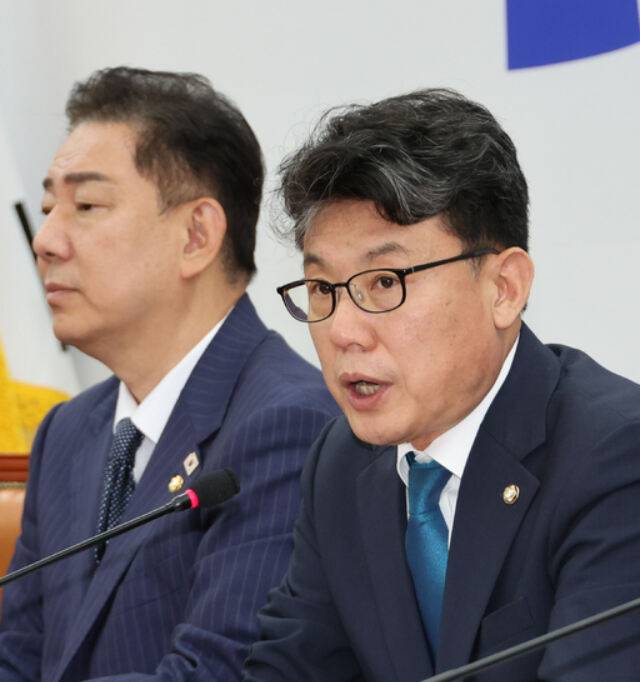 더불어민주당 진성준 정책위의장이 1일 국회에서 열린 원내대책회의에서 발언하고 있다. 연합뉴스