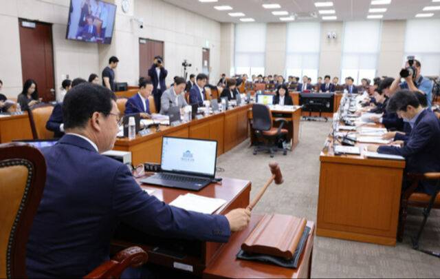 더불어민주당 소속 신정훈 국회 행정안전위원장이 지난달 30일 국회에서 열린 행안위 전체회의에서 의사봉을 두드리고 있다. 뉴스1