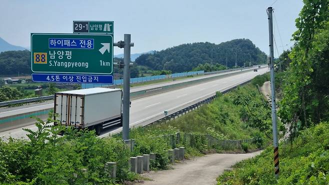 1일 경기 양평군 강상면 병산리에 있는 서울∼양평고속도로 대안 종점의 모습. 김건희씨일가가 소유한 산(오른쪽) 바로 옆으로 중부내륙고속도로가 지나고 있다. 변세현 기자