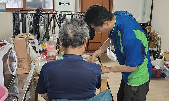 윤지창씨가 지난달 25일 자신의 집에서 식사를 제공하는 광주시의 통합돌봄 서비스를 받고 있다. 광주=한현묵 기자