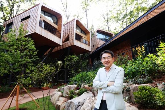 오승록 서울 노원구청장이 30일 상계동 수락산 동막골 자연휴양림 ‘수락휴’에서 인터뷰를 진행하고 있다. 배경은 14m 높이 트리하우스. 노원구 제공