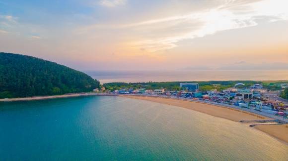 지난해 연안 정비 사업이 마무리되면서 30년 만에 재개장하는 부산 다대포해수욕장 동측 해변. 동측 해변은 연안 침식으로 백사장이 소실되면서 1995년부터 해수욕장으로 쓰이지 않았다.  부산 사하구 제공