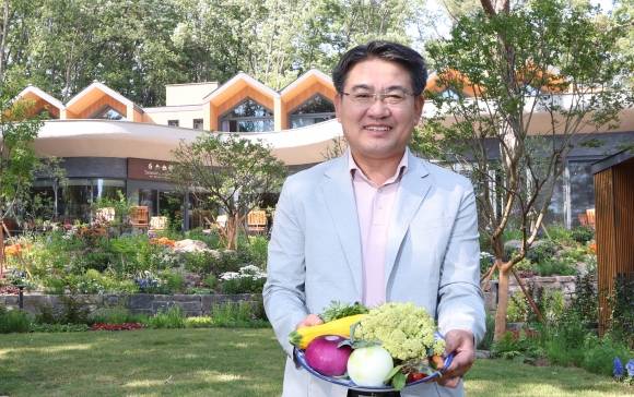 오승록 서울 노원구청장이 30일 수락휴에서 ‘씨즌 서울’의 자연주의 밥상 재료를 들어보이고 있다. 노원구 제공