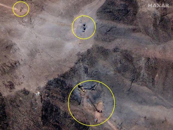 지난 29일 이란의 포르도 핵시설의 최근 모습이 위성으로 촬영됐다. 사진 상단부터 원은 새로 만들어진 도로와 차량, 아래는 미군의 공습 지점, 그 아래는 굴삭기와 크레인이 보인다.  AP 연합뉴스