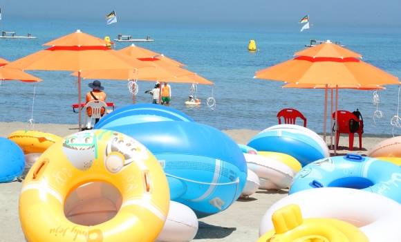 제주에 내려진 폭염특보가 확대된 30일 오전 제주시 이호테우해수욕장에서 피서객들이 물놀이를 하며 더위를 식히고 있다. 2025.6.30. 뉴스1