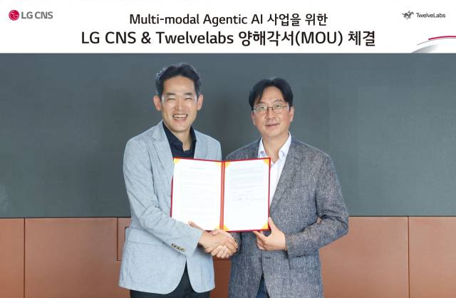 진요한 LG CNS AI센터장(상무)와 김윤 트웰브랩스 최고전략책임자(CSO)가 지난 6월 30일 서울 마곡 LG CNS 본사에 협약을 체결하고 기념촬영을 하고 있다. 사진 제공=트웰브랩스