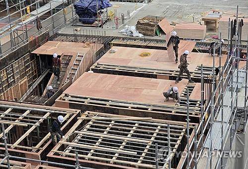 서울의 한 건설현장에서 건설 인력들이 작업을 하고 있다. 연합뉴스