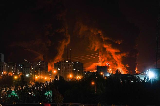 6월15일 새벽 이스라엘의 공습으로 이란 테헤란의 한 석유 저장고에서 화염이 치솟고 있다. ⓒUPI