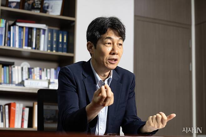 6월13일 윤건영 의원은 내란 특검이 “검찰이 쳐둔 가두리를 벗어나야 한다”라고 강조했다. ⓒ시사IN 박미소