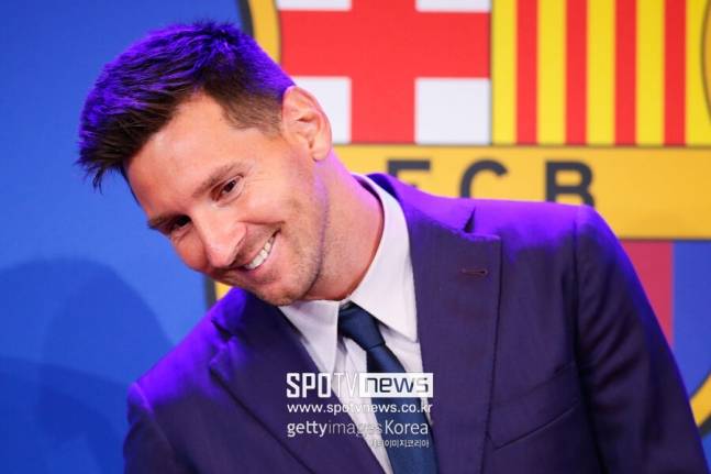 ▲ 메시는 바르셀로나 원클럽맨이 가능해 보였다. 유스 출신으로 1군에 올라선 이후에도 17시즌 동안 바르셀로나 유니폼만 입고 뛰었다. 그 기간 778경기를 뛰며 672골 303도움의 눈부신 활약을 펼쳤다. 그러나 2021년 바르셀로나의 재정 상황이 최악에 이르면서 충격적인 결별이 이뤄졌다.