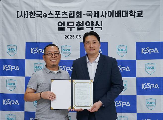 ▲ 사진 왼쪽부터 한국e스포츠협회 김철학 사무처장, 국제사이버대 K-e스포츠학과 변성철 학과장 ⓒ한국e스포츠협회