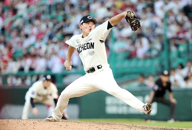 ▲ 조병현은 올해 강력한 패스트볼을 앞세워 역대급 피출루 억제 능력을 선보이고 있다 ⓒSSG랜더스