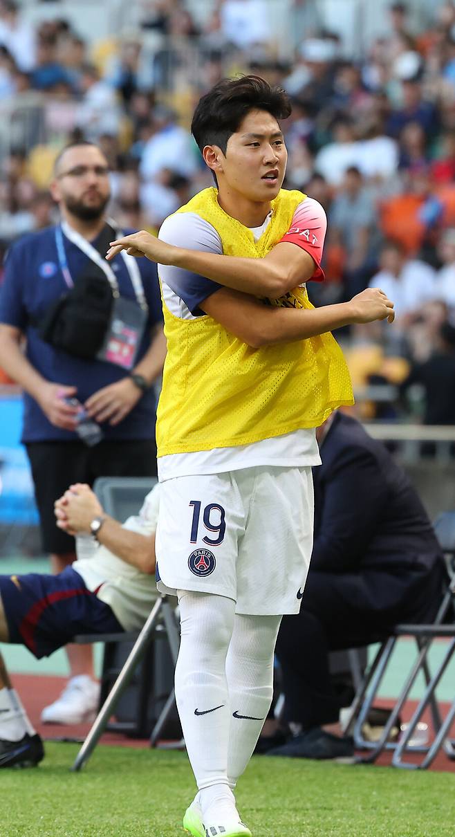 ▲ 이강인은 올여름 이적을 추진하고 있다. PSG 입단 후 첫 시즌에는 준수한 모습을 보였다. 하지만 이번 시즌 중반부터 점차 자리를 잃었다. 시즌 초반에는 익숙하지 않은 가짜 9번 역할을 소화하는 등 멀티 자원으로서의 가능성을 입증했다. ⓒ연합뉴스