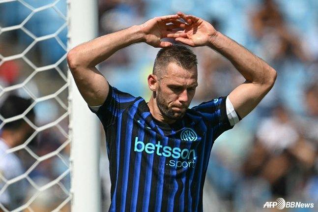 스테판 데 브리가 1일 오전 4시(한국시간) 미국 캘리포니아주 샬럿의 뱅크 오브 아메리카 스타디움에서 열린 2025 국제축구연맹(FIFA) 클럽월드컵 16강 실점 후 아쉬워하고 있다. /AFPBBNews=뉴스1