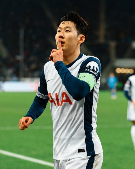 손흥민이  독일 신스하임의 프리제로 아레나에서 열린 2024~2025시즌 유럽축구연맹(UEFA) 유로파리그(UEL) 7라운드에서 호펜하임을 상대로 득점 후 세리머니를 하고 있다. /사진=토트넘 홋스퍼 공식 사회관계망서비스(SNS)