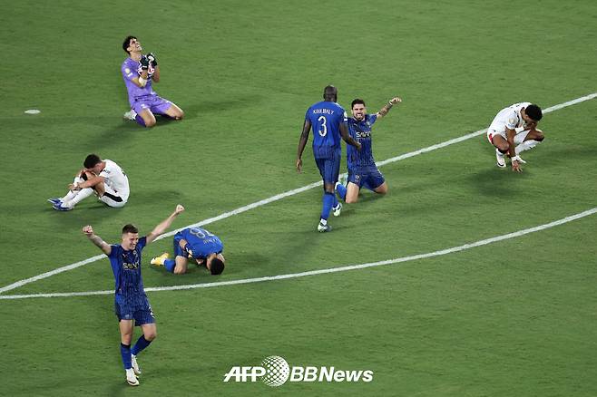 1일(한국시간) 미국 올랜도 캠핑 월드 스타디움에서 열린 2025 국제축구연맹(FIFA) 클럽 월드컵 16강전에서 연장 접전 끝에 알힐랄이 맨체스터 시티를 4-3으로 승리, 8강 진출을 확정하자 희비가 엇갈린 양 팀 선수들. /AFPBBNews=뉴스1