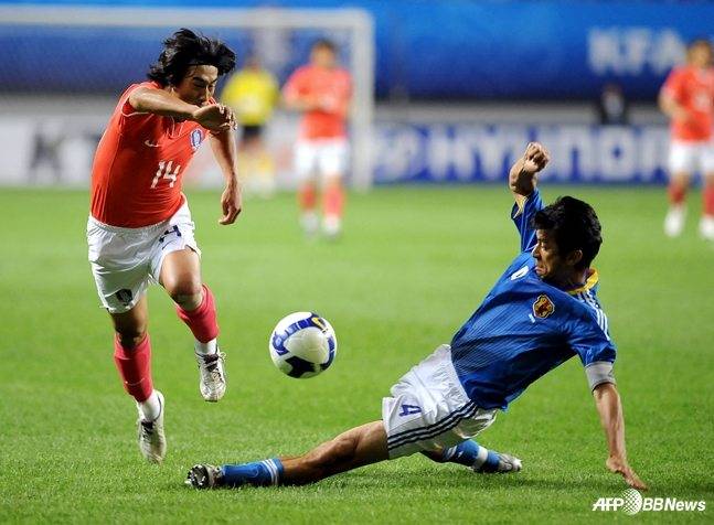 선수 시절 이하라(오른쪽) 코치가 서정원에게 태클을 시도하고 있다. /AFPBBNews=뉴스1