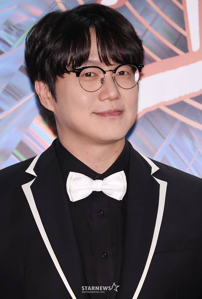 MC 성시경이 6일 오후 인도네시아 자카르타 인터내셔널 스타디움에서 개최된 '제38회 골든디스크 어워즈 with 만디리' 레드카펫 행사에 참석해 포즈를 취하고 있다. /사진제공=골든디스크 어워즈 사무국 2024.01.06 /사진=이동훈