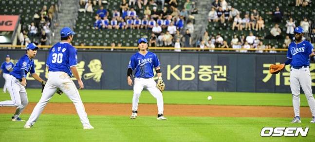 9회 뜬공을 놓친 삼성 내야진.