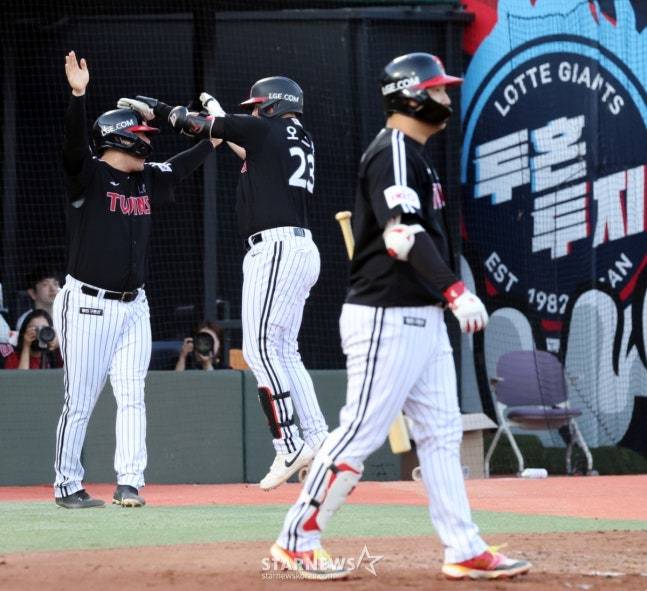 LG 오스틴 딘(가운데)이 1일 사직 롯데전에서 3회 선제 2점 홈런을 터트리고 기뻐하고 있다. /사진=강영조 선임기자