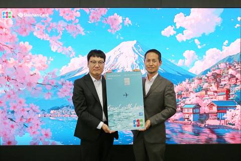 지난달 27일, 서울 중구 신한카드 본사에서 신한카드 Haru(Hoshino Resorts) 출시 기념 행사를 진행했다. 사진은 신한카드 박창훈 사장(왼쪽)과 JCB인터내셔날 요우카와 사장 / JCB인터내셔날