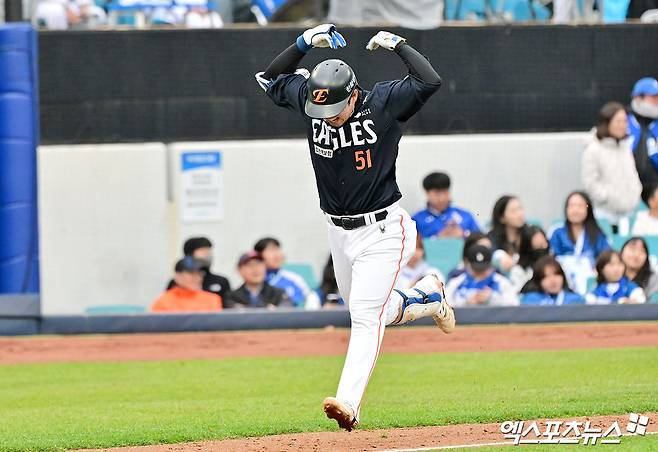 5일 오후 대구삼성라이온즈파크에서 열린 '2025 신한 SOL Bank KBO리그' 한화 이글스와 삼성 라이온즈의 경기, 9회초 2사 1,2루 한화 문현빈이 스리런 홈런을 날린 후 그라운드를 돌고 있다. 엑스포츠뉴스DB