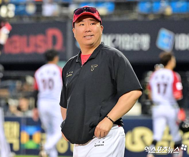 29일 오후 서울 송파구 잠실야구장에서 열린 '2025 신한 SOL Bank KBO리그' KIA 타이거즈와 LG 트윈스의 경기, KIA가 6회 6점을 뽑아내는 빅이닝을 기록하며 LG에 12:2 대승을 거뒀다,  이날 경기에서 승리한 KIA 이범호 감독이 기뻐하고 있다. 엑스포츠뉴스 DB