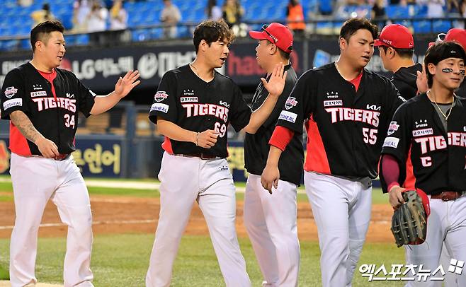 29일 오후 서울 송파구 잠실야구장에서 열린 '2025 신한 SOL Bank KBO리그' KIA 타이거즈와 LG 트윈스의 경기, KIA가 6회 6점을 뽑아내는 빅이닝을 기록하며 LG에 12:2 대승을 거뒀다,  이날 경기에서 승리한 KIA 이범호 감독이 선수들과 함께 기뻐하고 있다. 엑스포츠뉴스 DB