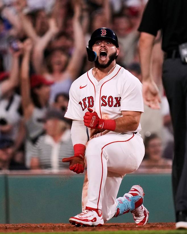 보스턴 레드삭스 윌리어 아브레우가 미국 매사추세츠주 보스턴의 펜웨이파크에서 열린 2025 미국 메이저리그(MLB) 신시내티 레즈와의 홈경기에서 5번타자 겸 우익수로 선발 출전해 5타수 2안타 5타점을 기록했다. 한 경기에 그라운드 홈런과 만루포를 모두 기록하는 진기록을 작성하기도 했다. AP 연합뉴스