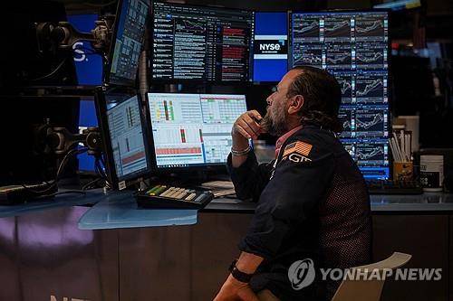 뉴욕증권거래소의 트레이더 [로이터 연합뉴스 자료사진. 재판매 및 DB 금지]