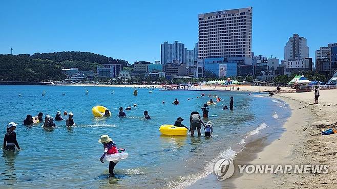 울산 일산해수욕장 피서객들 [연합뉴스 자료사진]