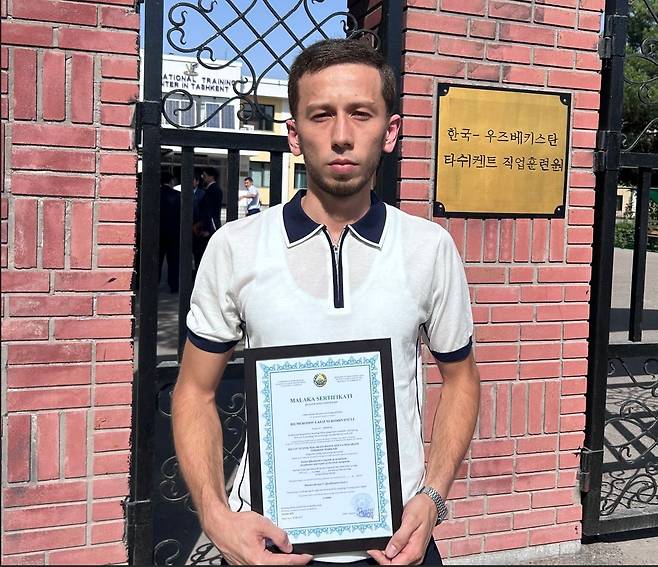 우즈벡 첫 국가기술자격증 합격자 (서울=연합뉴스) 코이카 지원으로 우즈베키스탄에서 최초로 실시된 국가기술자격 검정시험에 합격한 딜무라도브 라지즈벡 씨.[한국국제협력단 제공]