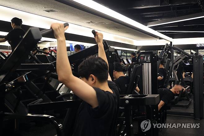 헬스장·수영장, 내일부터 소득공제 적용 (서울=연합뉴스) 임화영 기자 = 7월 1일부터 헬스장(체력단련장)과 수영장 시설을 이용하면 비용의 30%를 소득공제 받을 수 있다.
    사진은 문화비 소득공제 시행을 하루 앞둔 서울 시내의 한 헬스장. 2025.6.30 hwayoung7@yna.co.kr