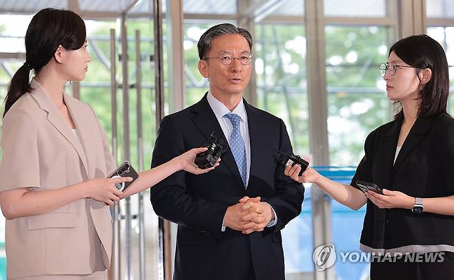 지명 소감 밝히는 정성호 법무부 장관 후보자 (서울=연합뉴스) 김인철 기자 = 정성호 법무부 장관 후보자가 1일 서울 종로구 적선동에 마련된 인사청문회 준비 사무실로 출근하며 지명 소감을 밝히고 있다. 2025.7.1 yatoya@yna.co.kr