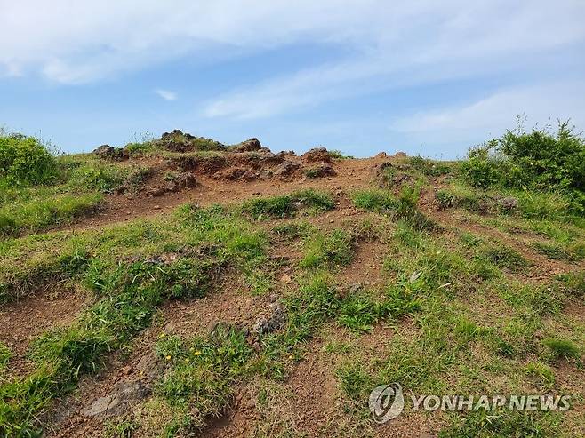 훼손된 제주 백약이오름 정상 연합뉴스 자료사진 [서귀포시 제공. 재판매 및 DB 금지]
