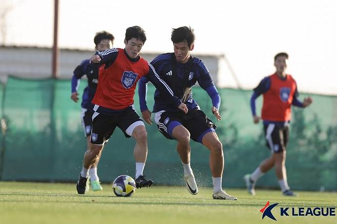 울산서 전지훈련 하던 정성빈(오른쪽에서 두 번째) [한국프로축구연맹 제공. 재판매 및 DB 금지]