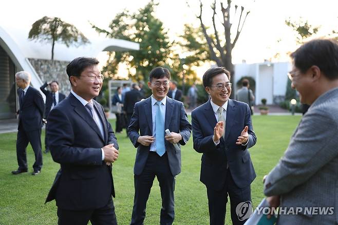 작년 10월 김동연 지사와 환담하는 전해철 경기도정자문위원장 [경기도 제공. 재판매 및 DB 금지]