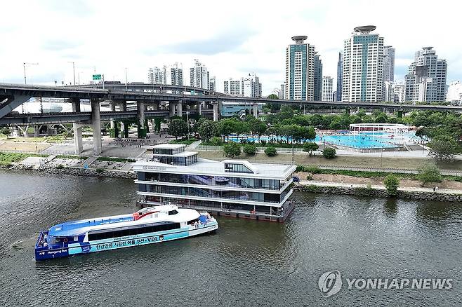 뚝섬 선착장 떠나는 한강버스 (서울=연합뉴스) 서대연 기자 = 한강버스 체험운항이 시작된 1일 서울 광진구 뚝섬 선착장에서 한강버스가 잠실 방향으로 출발하고 있다.
    한강버스는 서울시가 한강 유역에 처음 도입하는 친환경 수상 대중교통수단으로 마곡∼망원∼여의도∼옥수∼압구정∼뚝섬∼잠실 7개 선착장, 약 31.5㎞의 거리를 오간다. 정식 취항은 9월로 예정돼 있으며 이날부터 8월 30일까지는 매주 화·목·토요일에 시민 체험 운항이 열린다. 2025.7.1 dwise@yna.co.kr