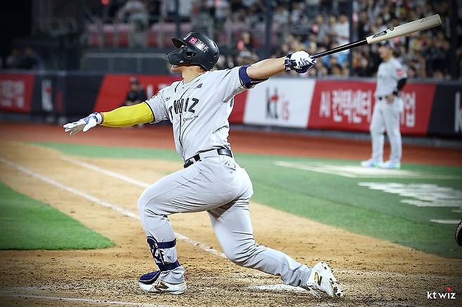 kt 안현민의 만루홈런 (서울=연합뉴스) 29일 경기도 수원 케이티위즈파크에서 열린 프로야구 2025 신한 SOL 뱅크 KBO리그 두산 베어스와 kt wiz의 경기. 5회 kt 안현민이 만루 홈런을 치고 있다. 2025.5.29 [kt wiz 제공. 재판매 및 DB 금지] photo@yna.co.kr