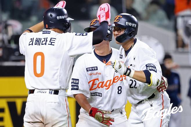 8회 3점 홈런을 치고 기뻐하는 한화 채은성(오른쪽) [한화 이글스 제공. 재판매 및 DB 금지]