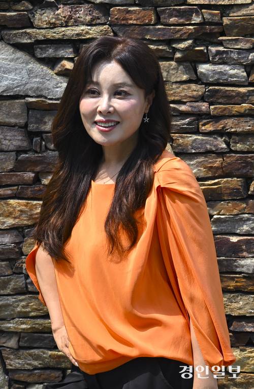 데뷔 30년차 베테랑 배우 홍지민이 오는 26일 뮤지컬 ‘맘마미아’에서 타냐 역으로 다시 돌아온다. 홍지민은 코로나19로 공연계가 어려워질 무렵 힘든 시기를 보냈으나 이내 여러 고비를 이겨내고 당당히 무대에 섰다. 홍지민은 “위기는 오히려 반전을 맞는 기회일 수 있다”고 말하며 당당히 웃어보였다. 2025.6.23 사진/이지훈기자 jhlee@kyeongin.com