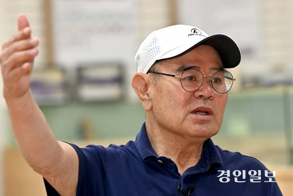 지난달 23일 오후 인천 미추홀구 인천고등학교 백주년기념관에서 김성배 전 테니스 국가대표 감독이 국가대표로 활약하던 시절에 대해 이야기하고 있다. 2025.5.23 /김용국기자 yong@kyeongin.com