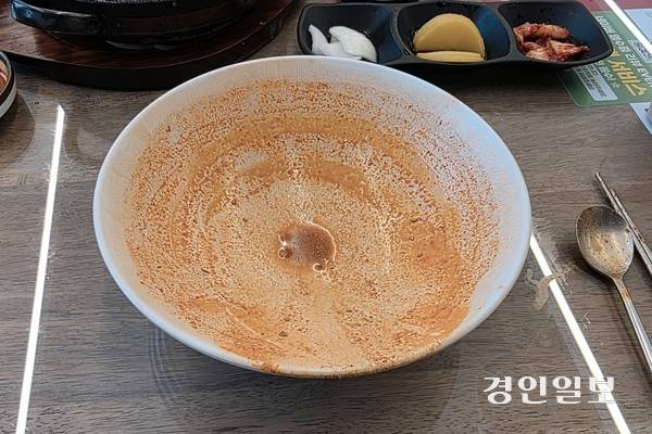 국물은 음식의 일부다. 완뽕의 미덕을 발휘해야 한다. /황성규기자 homerun@kyeongin.com