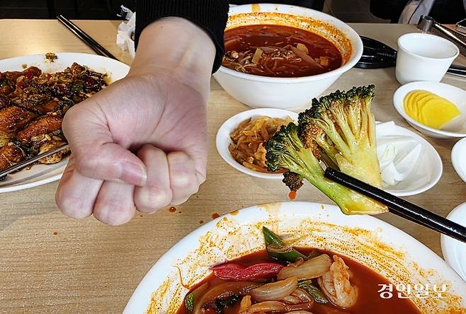 잘게 썰기 귀찮아서 이렇게 하진 않았을 테고 주인장 인심의 크기라고 해석하는 게 맞을 듯 싶다. /황성규기자 homerun@kyeongin.com