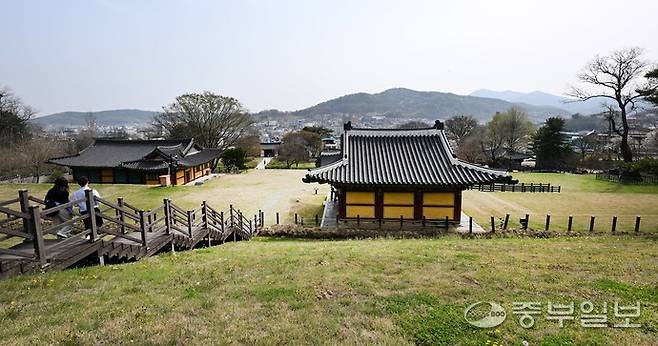 고려의 숨결이 깃든 강화도에 국립고려박물관 건립 필요성이 커지고 있는 가운데, 인천시 강화군 강화읍에 위치한 고려궁지 전경.고려 고종은 1232년 몽골의 침입을 피해 수도를 개경에서 강화로 옮기며 이곳에 궁궐을 세웠다. 이후 약 39년간 강화는 고려의 임시 수도로 기능하며 국정을 운영했던 핵심 지역이었다. 현재 남아 있는 석축과 기단 유구는 대몽 항쟁기 고려 왕조의 치열한 생존과 자주성의 상징으로, 강화가 고려사 연구의 중심지로 평가받는 배경이 되고 있다.정선식기자
