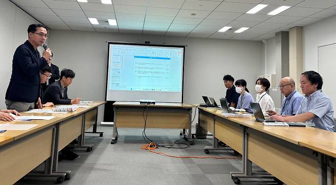 30일 도쿄도청을 찾은 박희조 대전 동구청장이 도쿄도청 관계자들과 만나 역세권 개발 사업 방안을 논의하고 있다. (사진= 김지윤 기자)