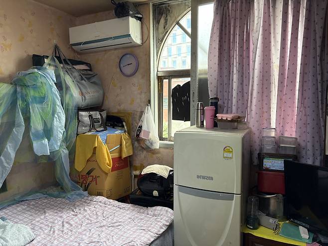 대전 쪽방촌 한 여관에 사는 이모(65) 씨 방 창문과 벽에 곰팡이가 피어 있다. 사진=김세영 기자