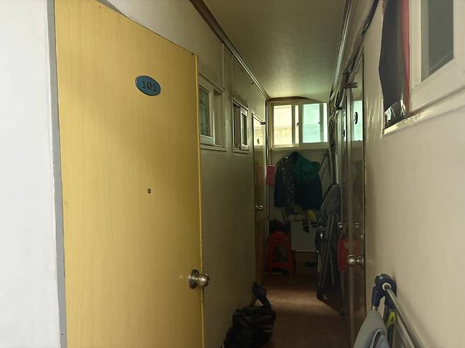 대전 중구 한 고시원 복도. 사람 한 명이 지나가기 버거울정도로 좁다. 사진=김세영 기자